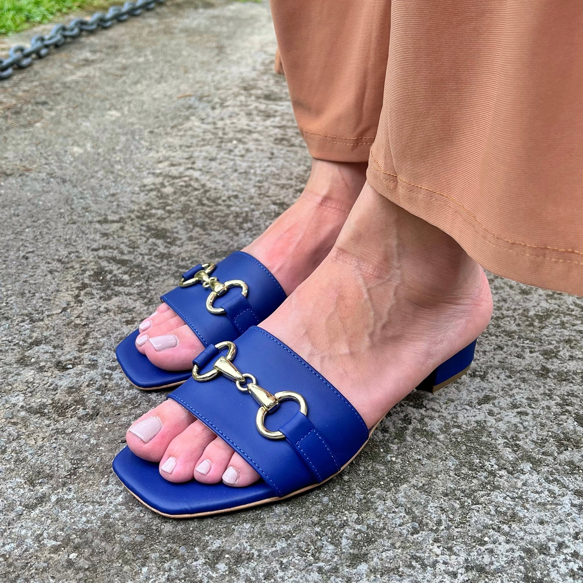 Sandali morsetta blu in pelle