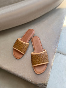 Flat sandals in brown woven leather