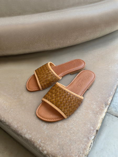 Flat sandals in brown woven leather